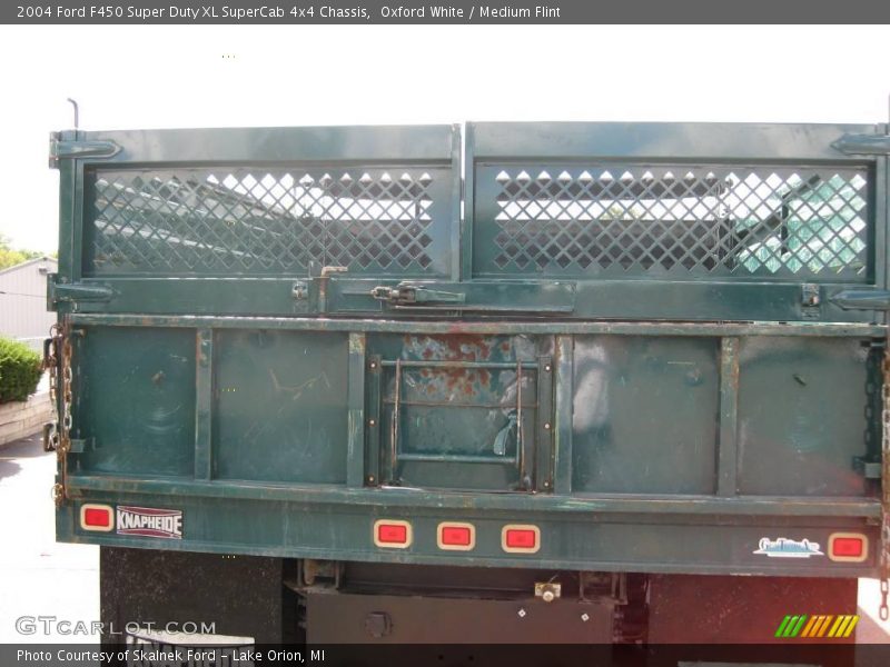 Oxford White / Medium Flint 2004 Ford F450 Super Duty XL SuperCab 4x4 Chassis
