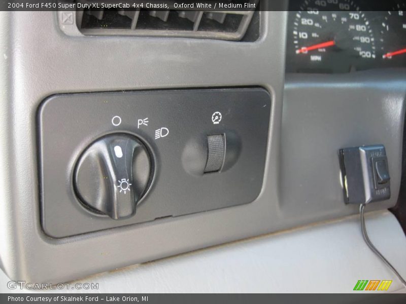 Oxford White / Medium Flint 2004 Ford F450 Super Duty XL SuperCab 4x4 Chassis