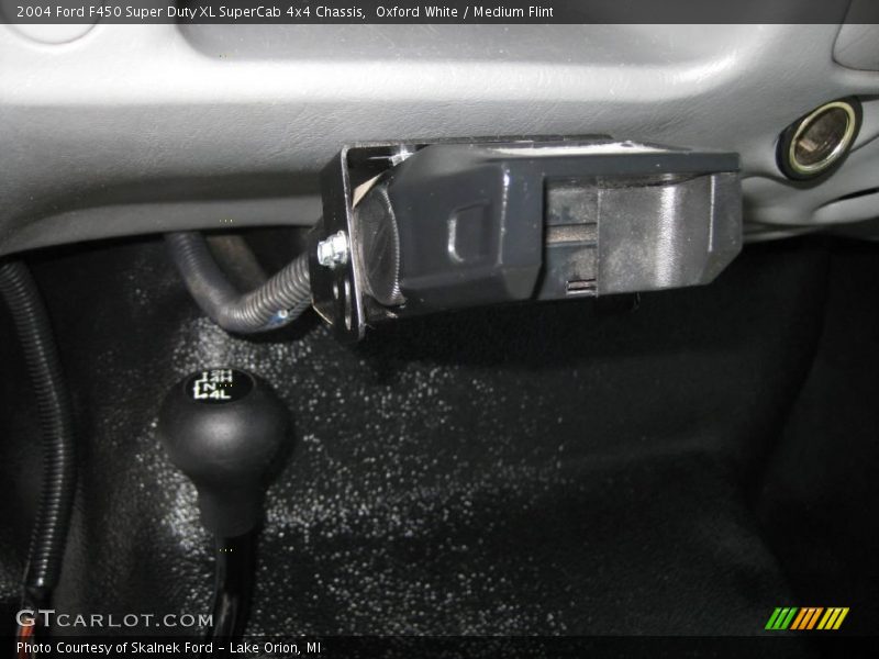 Oxford White / Medium Flint 2004 Ford F450 Super Duty XL SuperCab 4x4 Chassis