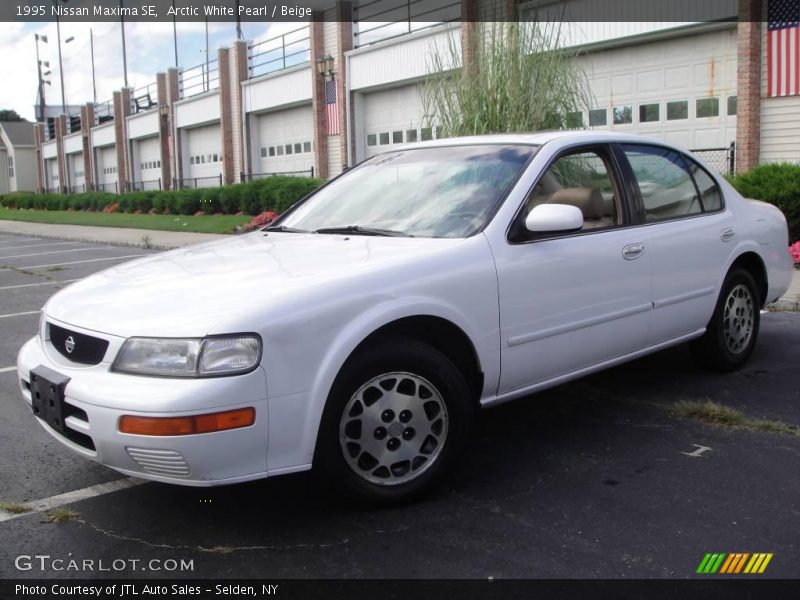 Arctic White Pearl / Beige 1995 Nissan Maxima SE