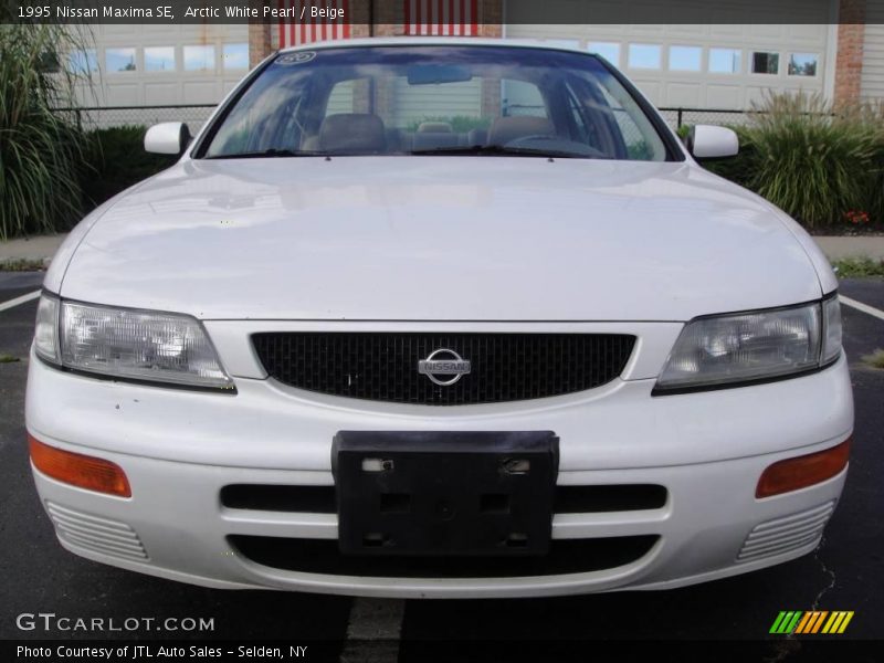 Arctic White Pearl / Beige 1995 Nissan Maxima SE