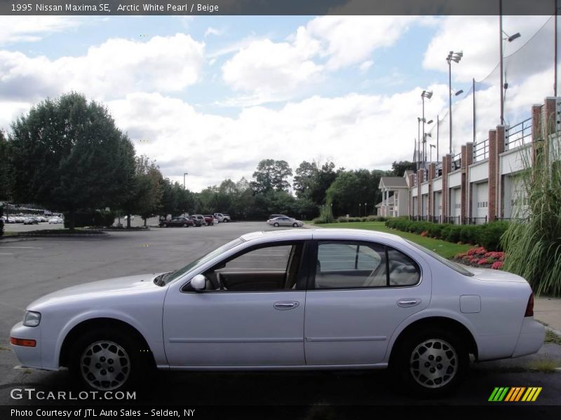 Arctic White Pearl / Beige 1995 Nissan Maxima SE