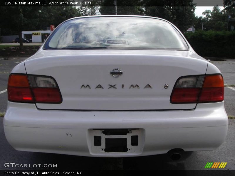 Arctic White Pearl / Beige 1995 Nissan Maxima SE