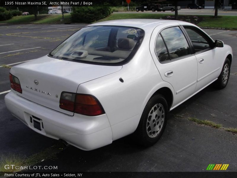 Arctic White Pearl / Beige 1995 Nissan Maxima SE
