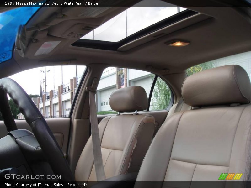 Arctic White Pearl / Beige 1995 Nissan Maxima SE