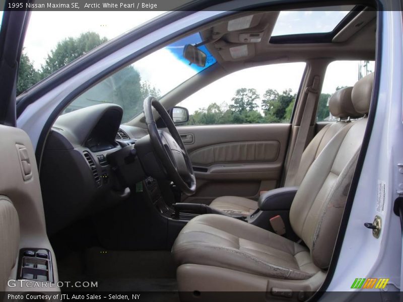 Arctic White Pearl / Beige 1995 Nissan Maxima SE