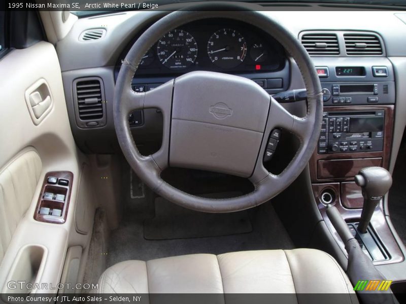 Arctic White Pearl / Beige 1995 Nissan Maxima SE