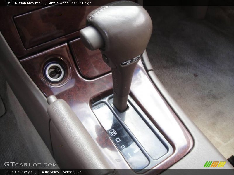 Arctic White Pearl / Beige 1995 Nissan Maxima SE
