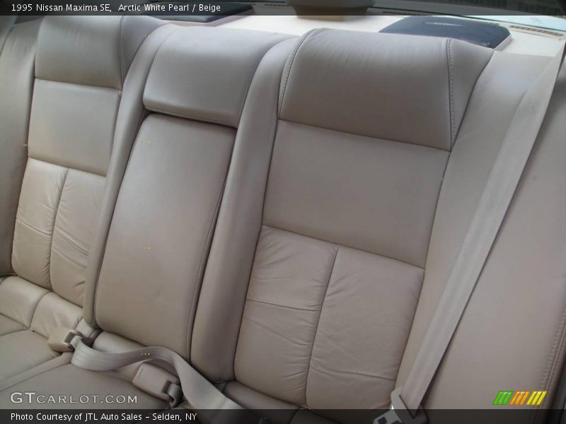 Arctic White Pearl / Beige 1995 Nissan Maxima SE