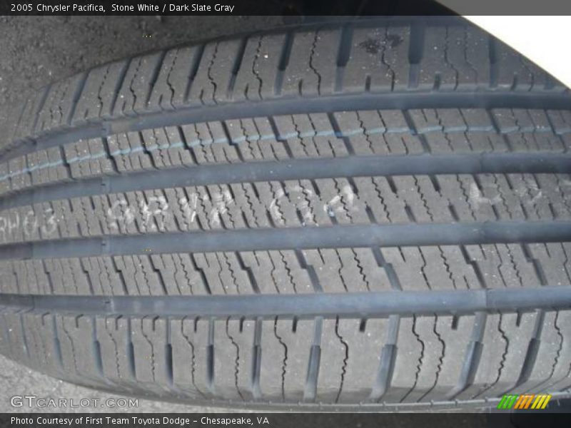 Stone White / Dark Slate Gray 2005 Chrysler Pacifica