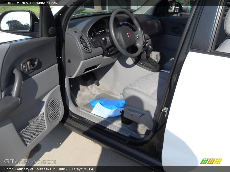 White / Gray 2003 Saturn VUE