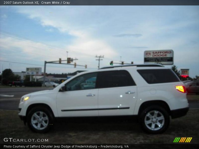 Cream White / Gray 2007 Saturn Outlook XE
