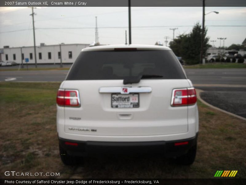 Cream White / Gray 2007 Saturn Outlook XE
