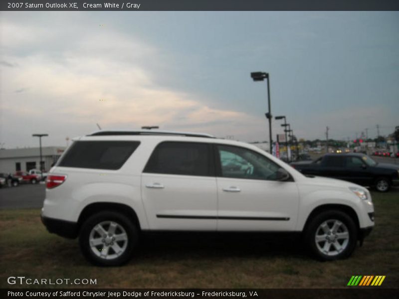 Cream White / Gray 2007 Saturn Outlook XE