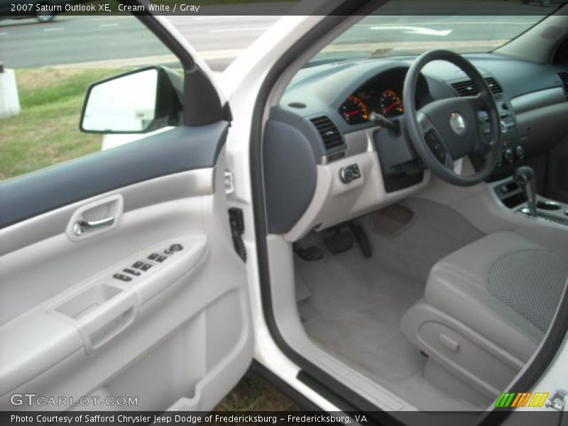 Cream White / Gray 2007 Saturn Outlook XE