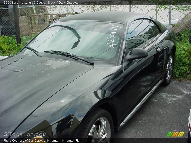 Black / Dark Charcoal 2000 Ford Mustang V6 Coupe