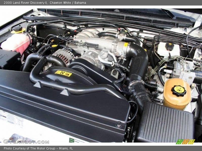 Chawton White / Bahama 2000 Land Rover Discovery II