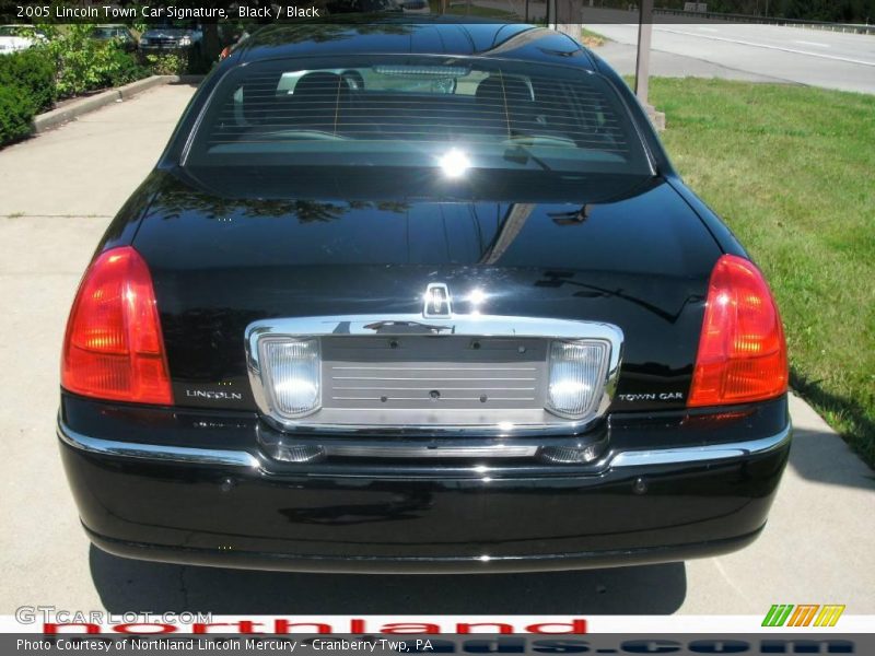 Black / Black 2005 Lincoln Town Car Signature