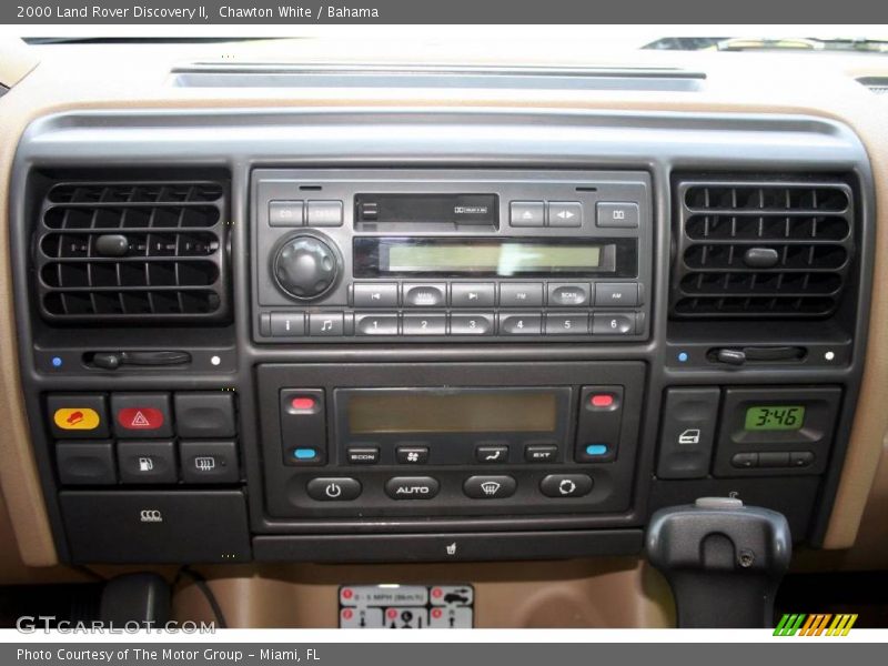 Chawton White / Bahama 2000 Land Rover Discovery II