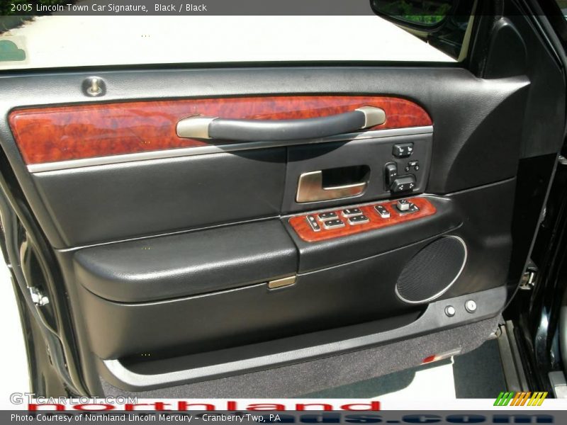 Black / Black 2005 Lincoln Town Car Signature