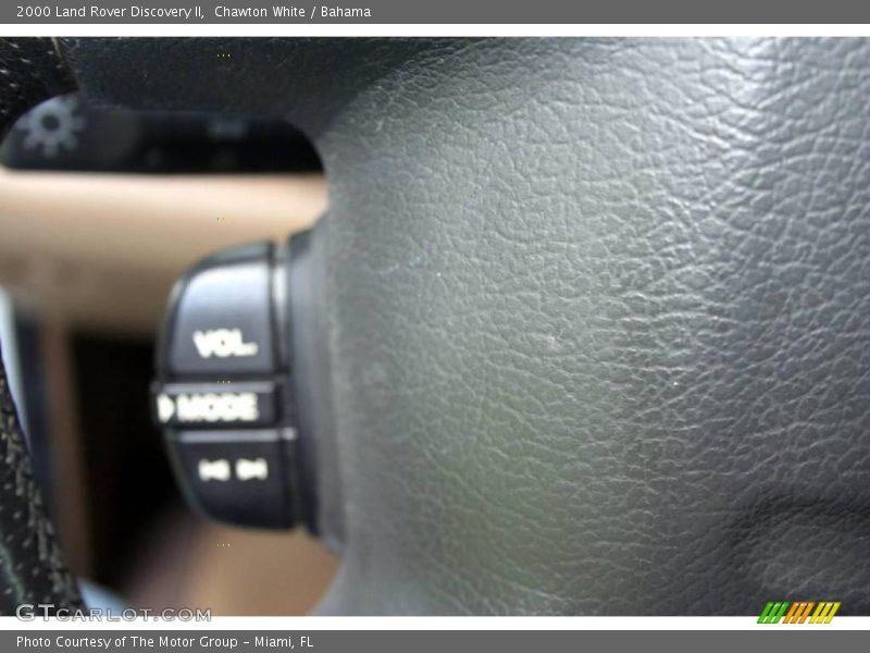 Chawton White / Bahama 2000 Land Rover Discovery II