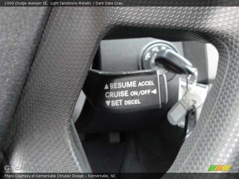 Light Sandstone Metallic / Dark Slate Gray 2009 Dodge Avenger SE