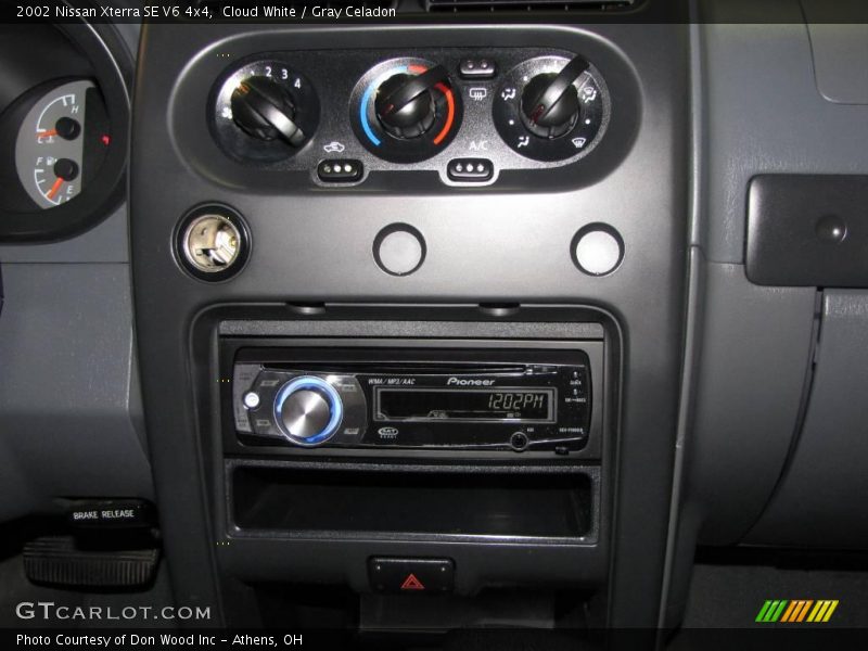 Cloud White / Gray Celadon 2002 Nissan Xterra SE V6 4x4