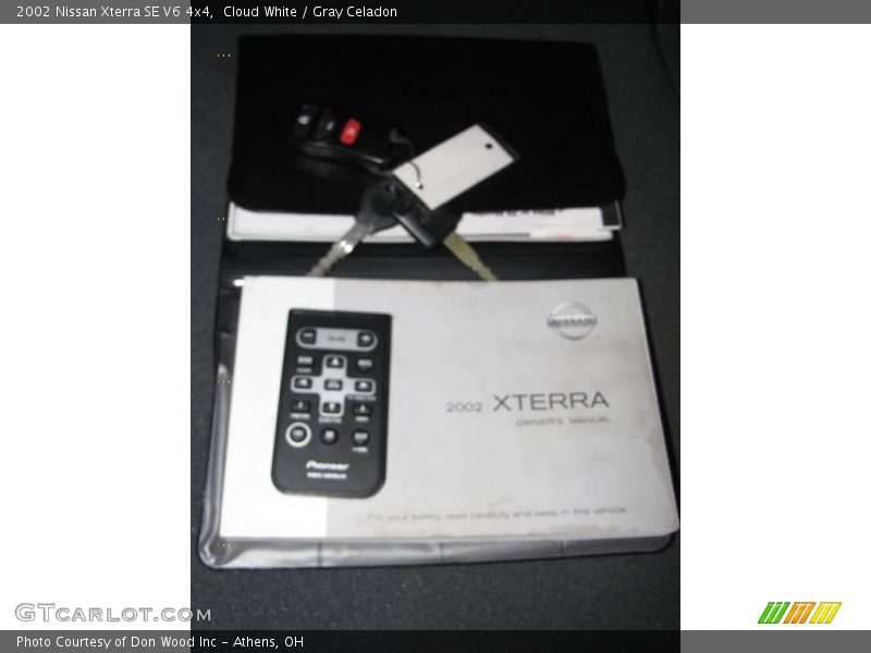 Cloud White / Gray Celadon 2002 Nissan Xterra SE V6 4x4