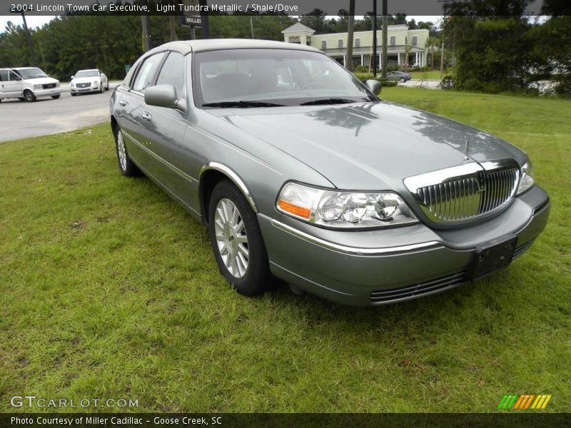 Light Tundra Metallic / Shale/Dove 2004 Lincoln Town Car Executive