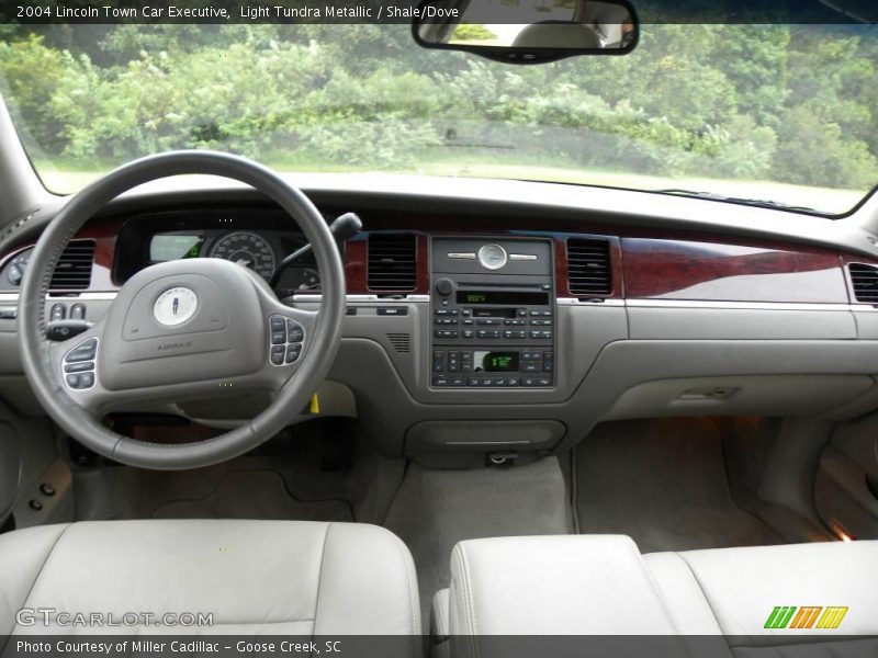 Light Tundra Metallic / Shale/Dove 2004 Lincoln Town Car Executive