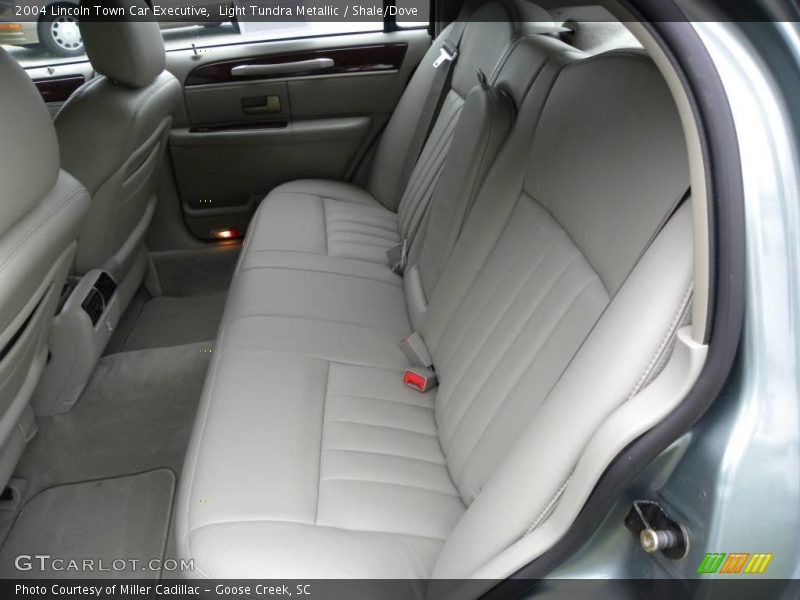 Light Tundra Metallic / Shale/Dove 2004 Lincoln Town Car Executive