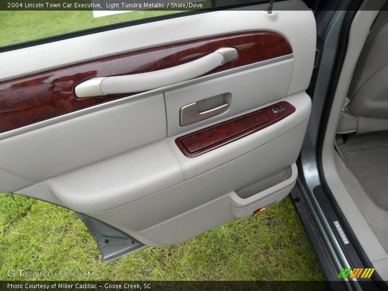Light Tundra Metallic / Shale/Dove 2004 Lincoln Town Car Executive