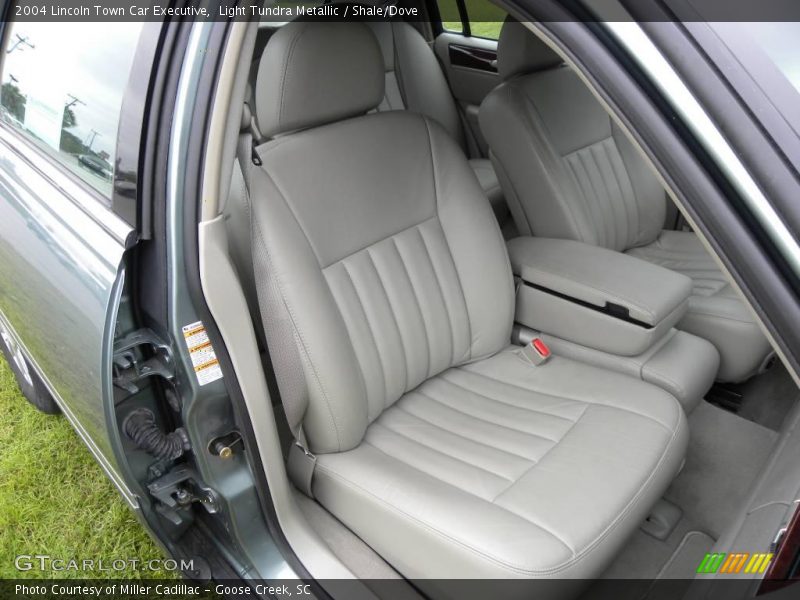 Light Tundra Metallic / Shale/Dove 2004 Lincoln Town Car Executive