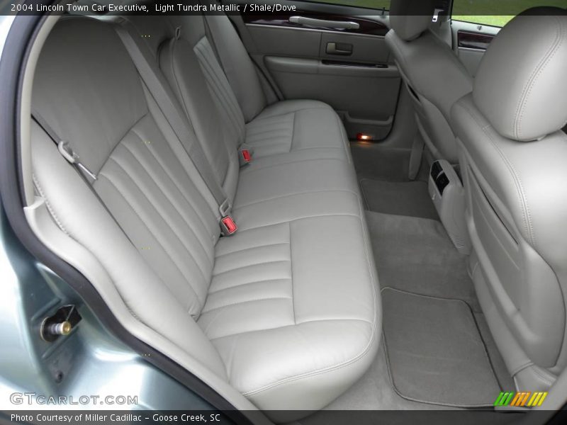 Light Tundra Metallic / Shale/Dove 2004 Lincoln Town Car Executive