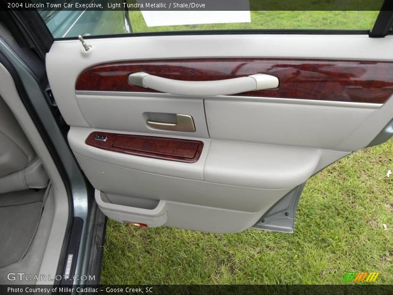 Light Tundra Metallic / Shale/Dove 2004 Lincoln Town Car Executive