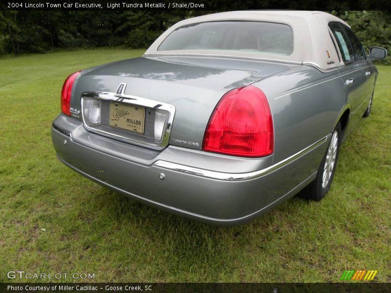 Light Tundra Metallic / Shale/Dove 2004 Lincoln Town Car Executive