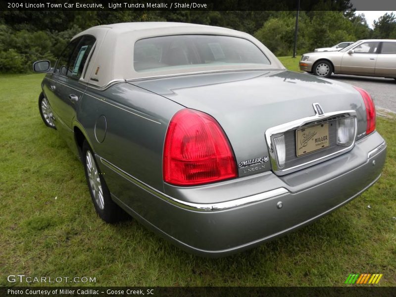 Light Tundra Metallic / Shale/Dove 2004 Lincoln Town Car Executive