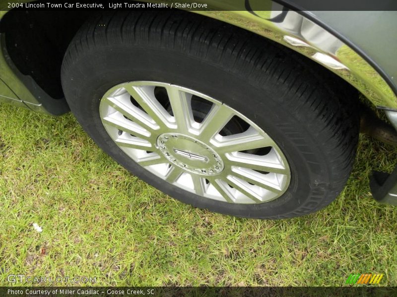 Light Tundra Metallic / Shale/Dove 2004 Lincoln Town Car Executive
