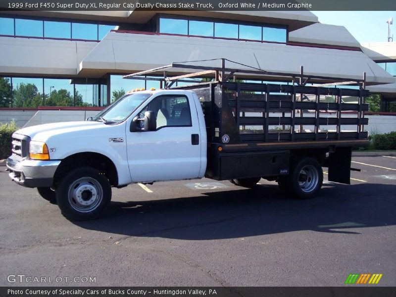 Oxford White / Medium Graphite 1999 Ford F450 Super Duty XL Regular Cab Dually Chassis Stake Truck