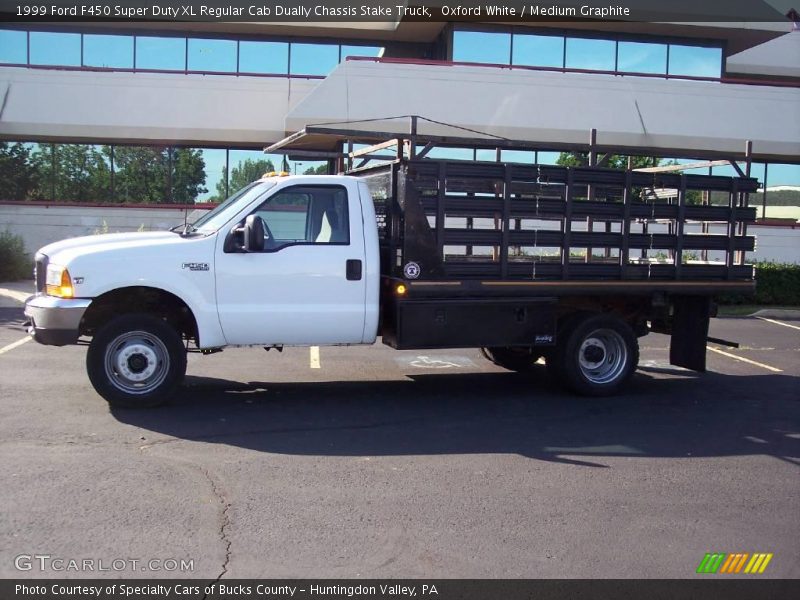 Oxford White / Medium Graphite 1999 Ford F450 Super Duty XL Regular Cab Dually Chassis Stake Truck