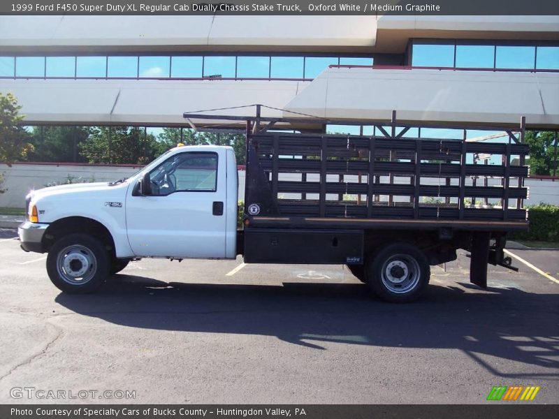 Oxford White / Medium Graphite 1999 Ford F450 Super Duty XL Regular Cab Dually Chassis Stake Truck