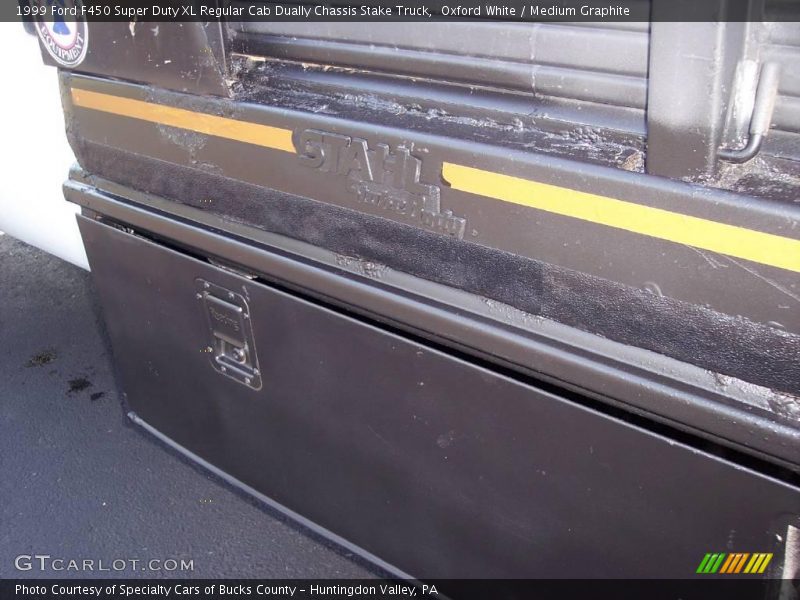 Oxford White / Medium Graphite 1999 Ford F450 Super Duty XL Regular Cab Dually Chassis Stake Truck
