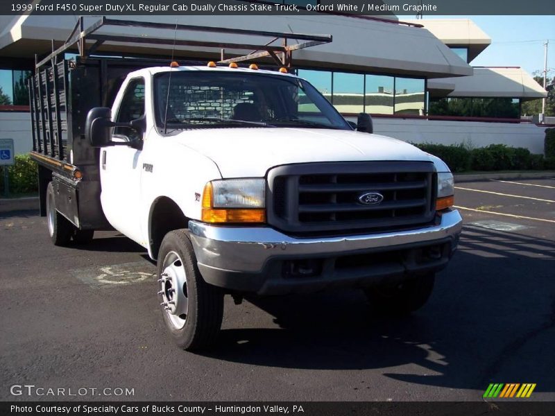 Oxford White / Medium Graphite 1999 Ford F450 Super Duty XL Regular Cab Dually Chassis Stake Truck
