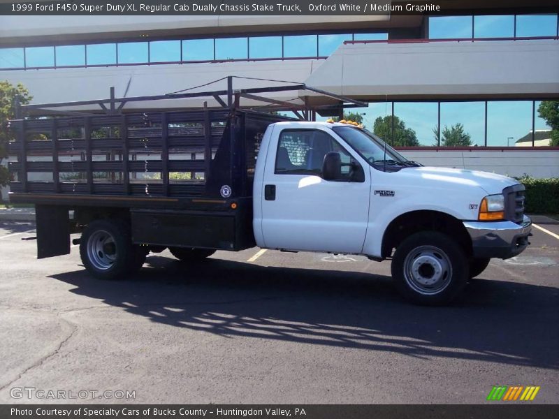 Oxford White / Medium Graphite 1999 Ford F450 Super Duty XL Regular Cab Dually Chassis Stake Truck