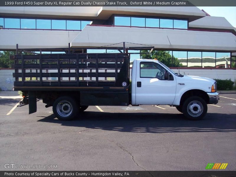 Oxford White / Medium Graphite 1999 Ford F450 Super Duty XL Regular Cab Dually Chassis Stake Truck