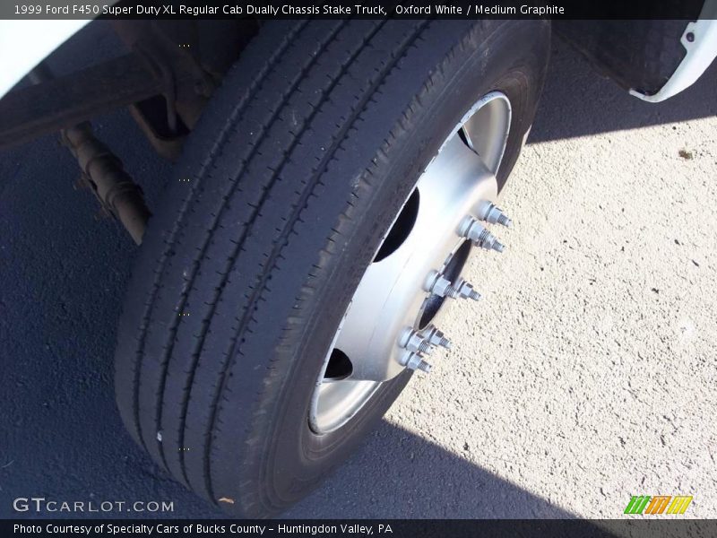 Oxford White / Medium Graphite 1999 Ford F450 Super Duty XL Regular Cab Dually Chassis Stake Truck