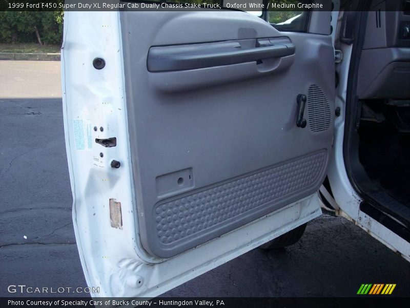 Oxford White / Medium Graphite 1999 Ford F450 Super Duty XL Regular Cab Dually Chassis Stake Truck