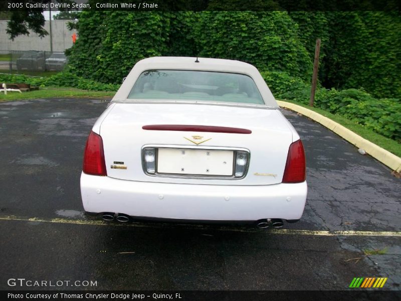 Cotillion White / Shale 2005 Cadillac DeVille Sedan