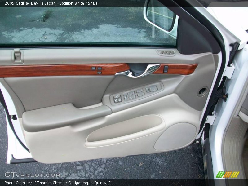 Cotillion White / Shale 2005 Cadillac DeVille Sedan
