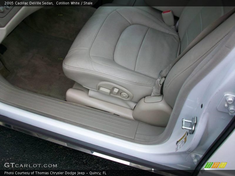 Cotillion White / Shale 2005 Cadillac DeVille Sedan